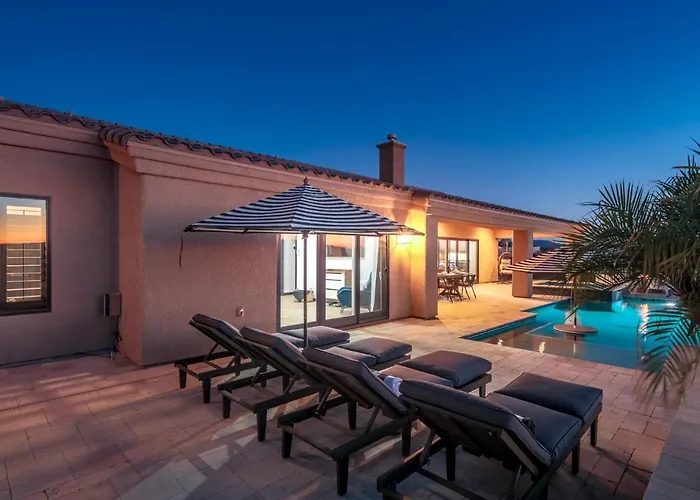 Views! Luxury W/ Pool, & Fire Pit! Holiday home Lake Havasu City