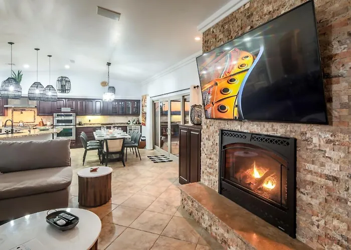 Views! Luxury W/ Pool, & Fire Pit! Holiday home *