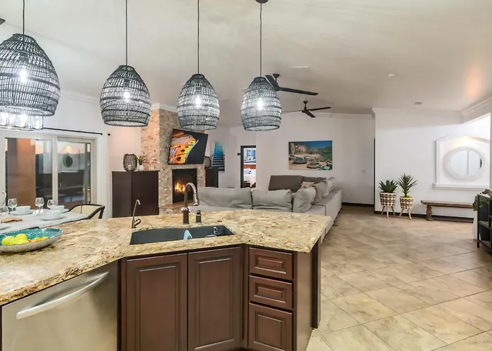 Holiday home Views! Luxury W/ Pool, & Fire Pit!