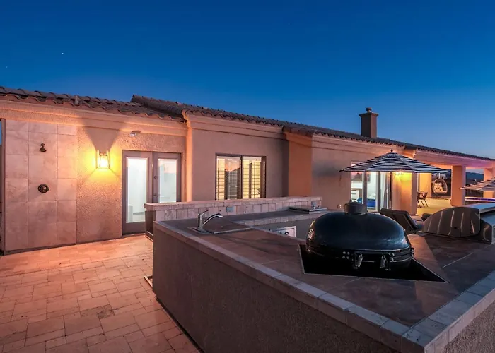 Views! Luxury W/ Pool, & Fire Pit! Holiday home *