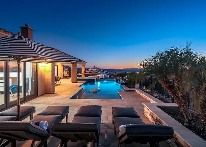 Views! Luxury W/ Pool, & Fire Pit! *
