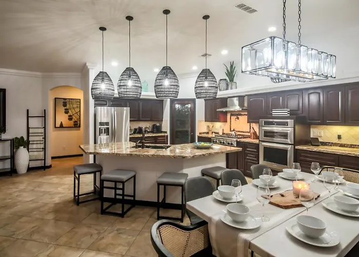 Views! Luxury W/ Pool, & Fire Pit! Holiday home Lake Havasu City