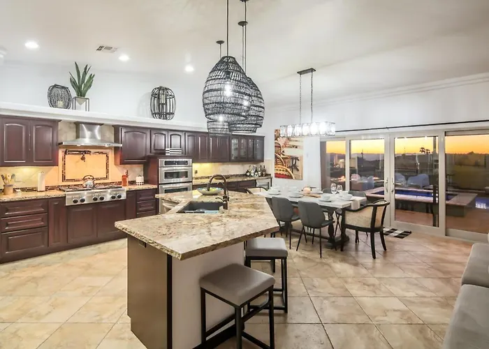 Views! Luxury W/ Pool, & Fire Pit! Holiday home Lake Havasu City